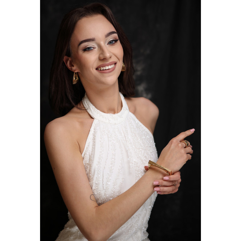 Bransoleta złota ażurowa bangla zaprezentowana na finalistce Miss Polski 2025 Weronice Lewandowskiej