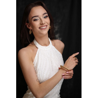 Kolczyki złote trójkątne z ornamentem zaprezentowane na finalistce Miss Polski 2025 Weronice Lewandowskiej