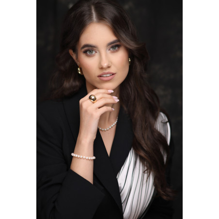 Kolczyki złote poszerzane kółka zaprezentowane na finalistce Miss Polski 2025 Julii Antoszkiewicz