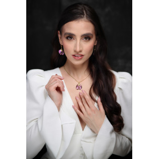 Zawieszka srebrna kalia zaprezentowana na finalistce Miss Polski 2025 Agacie Samodulskiej