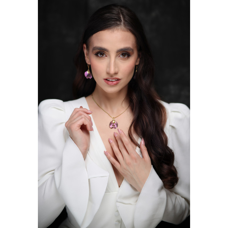 Zawieszka srebrna kalia zaprezentowana na finalistce Miss Polski 2025 Agacie Samodulskiej