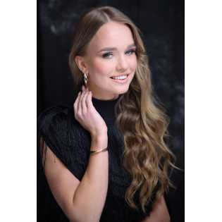 Bransoleta bangla trzy kolory złota zaprezentowana na finalistce Miss Polski 2025 Olivii Cieślik