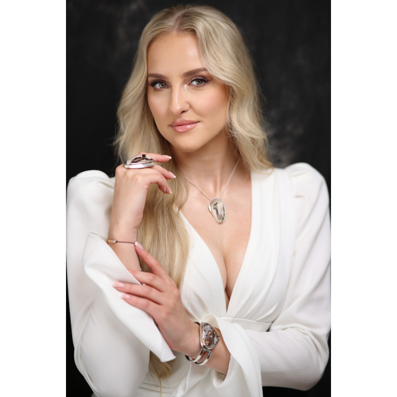 Pierścionek z opalizowanym drewnem zaprezentowany na finalistce Miss Polski 2025 Karolinie Kalinowskiej