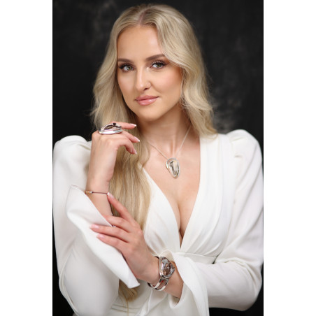 Wisior z opalizowanym drewnem zaprezentowanym na finalistce Miss Polski 2025 Karolinie Kalinowskiej