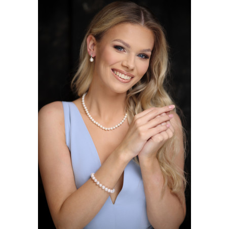 Bransoleta z perłami zaprezentowana na finalistce Miss Polski 2025 Julii Uchońskiej