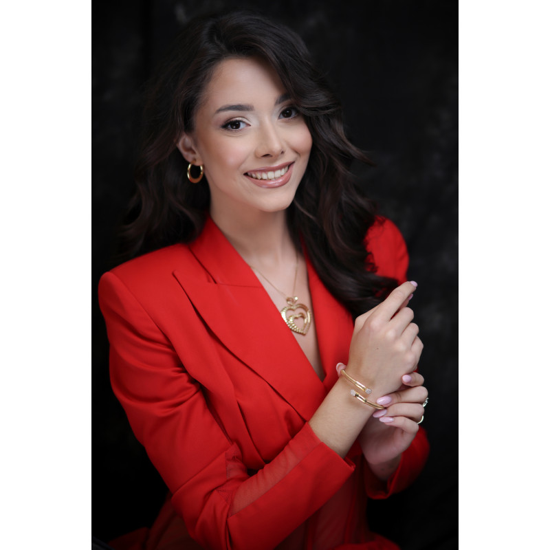 Bransoleta pozłacana bangla zaprezentowana na finalistce Miss Polski 2025 Julii Czesak