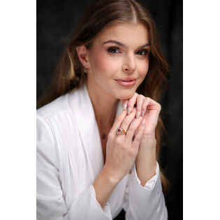 Kolczyki złote Bridell z granatami zaprezentowane na finalistce Miss Polski 2025 Monice Wiśniewskiej