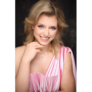 Pierścionek markiza z cyrkoniami zaprezentowany na finalistce Miss Polski 2025 Julii Chowaniec