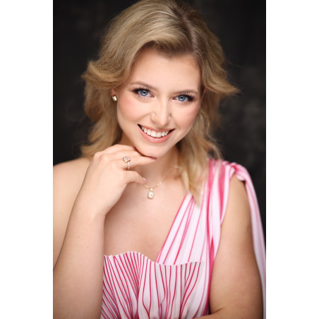 Zawieszka złota prostokątna markiza zaprezentowane na finalistce Miss Polski 2025 Julii Chowaniec