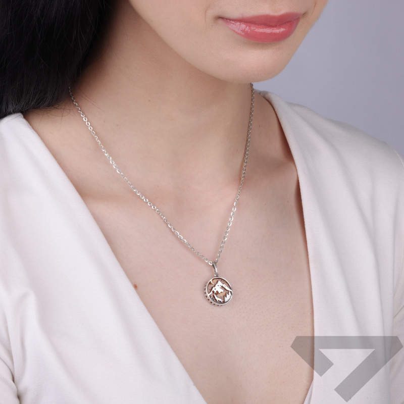 Zawieszka srebrna z bursztynem krajobraz gór z wilkiem