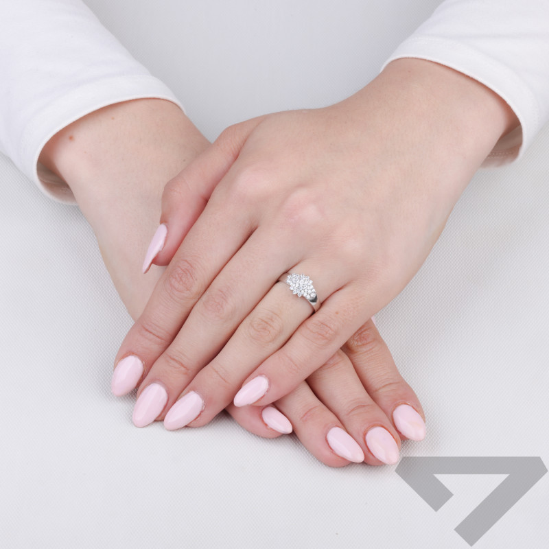 Pierścionek srebrny kopuła z białymi cyrkoniami