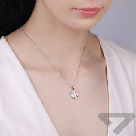 Zawieszka srebrna kwiatek opal biały jubilerski