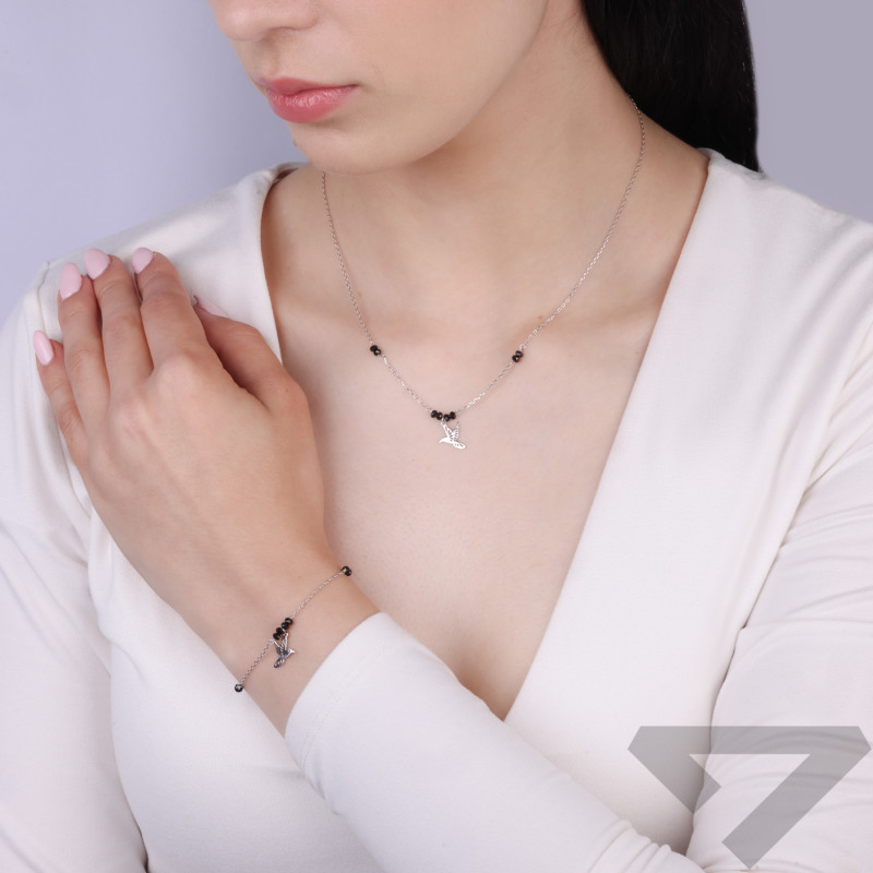 Naszyjnik srebrny z ażurowym kolibrem i fasetowanymi kulkami