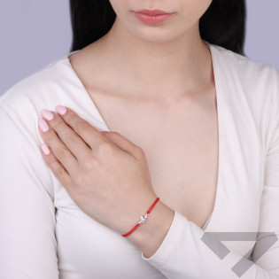 Bransoleta sznurkowa koloru czerwonego zdobione srebrnymi motylkami