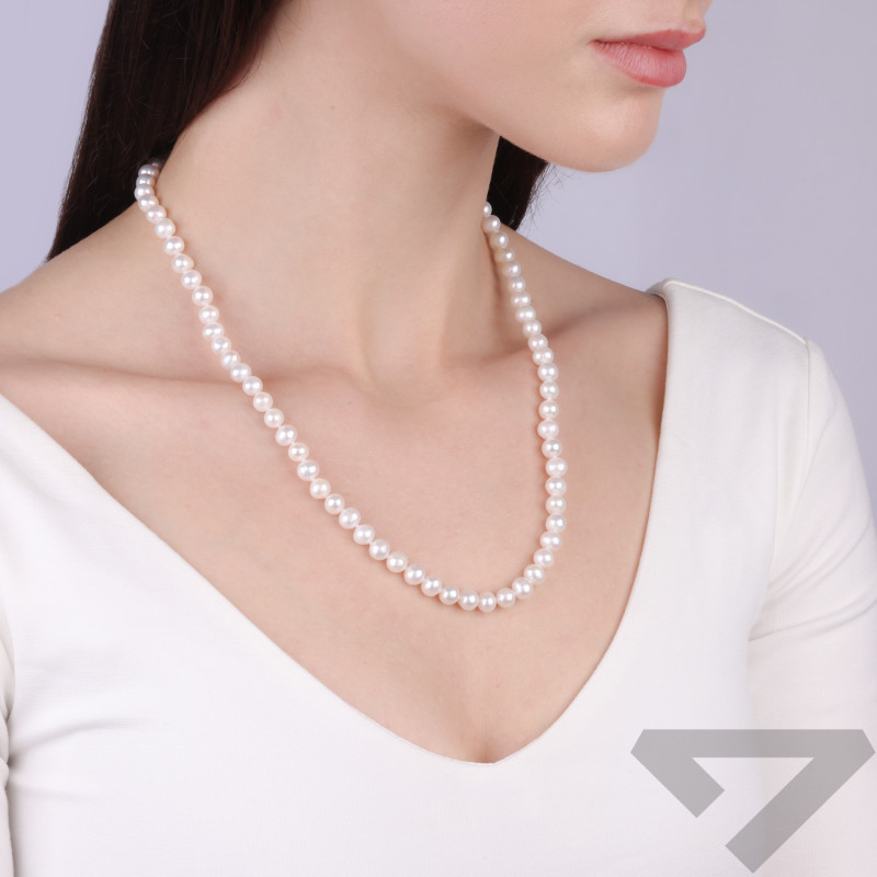 Naszyjnik z białych pereł hodowlanych ze srebrnym zapięciem