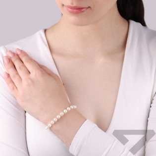 Bransoleta z perłami zaprezentowana na finalistce Miss Polski 2025 Julii Antoszkiewicz