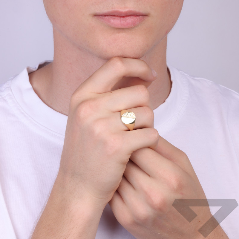 Sygnet złoty męski z ozdobnym grawerem