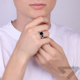 Sygnet srebrny kwadrat obły z onyksem jubilerskim i ornamentem