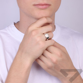 Sygnet srebrny kwadrat obły z satynowym zdobieniem