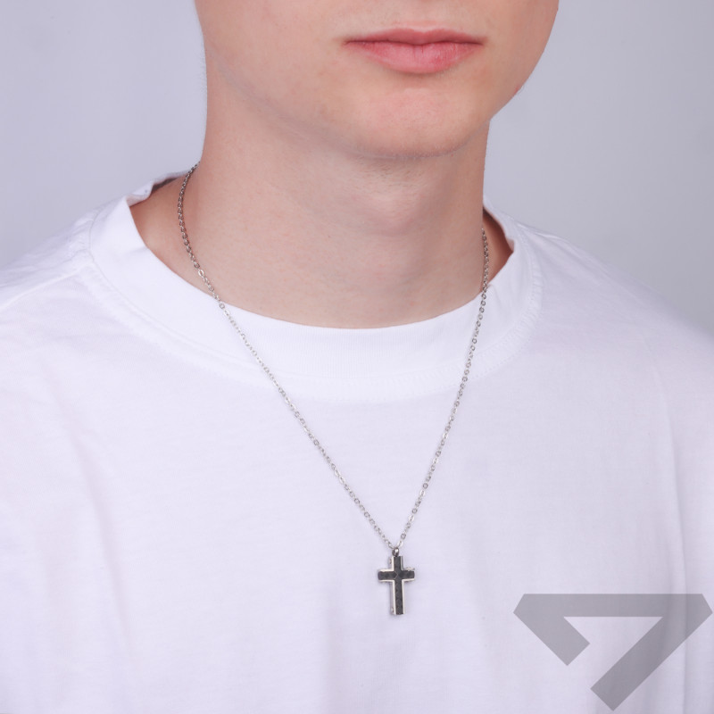 Naszyjnik stalowy z krzyżem z karbonem