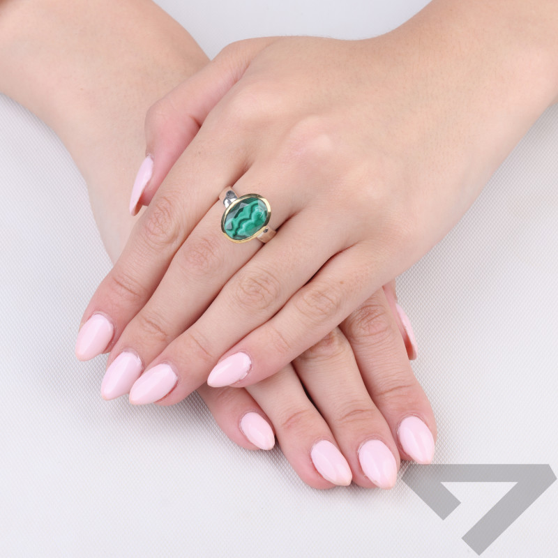 Pierścionek metaloplastyka z brassem wysadzany naturalnym malachitem