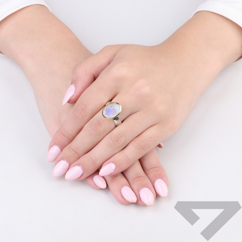 Pierścionek metaloplastyka z brassem wysadzany naturalnym kamieniem księżycowym