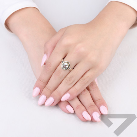 Pierścionek metaloplastyka z brassem wysadzany naturalnym praisolitem