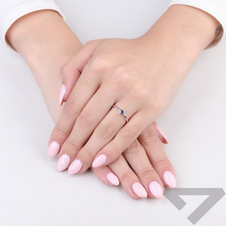 Pierścionek srebrny z naturalnym szafirem