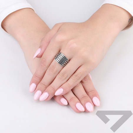 Pierścionek szeroki oksydowany z wzorem w koła