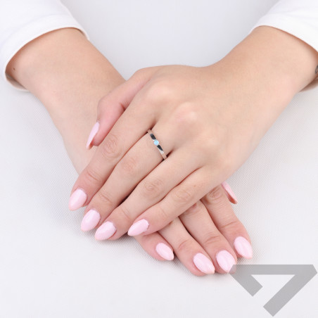 Pierścionek Elegance opal niebieski jubilerski zakuty w srebrze