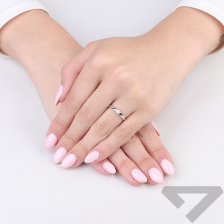 Pierścionek Elegance opal biały jubilerski zakuty w srebro