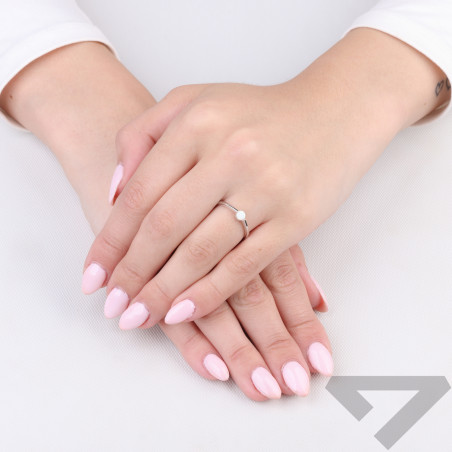 Pierścionek Elegance opal biały jubilerski w srebrze