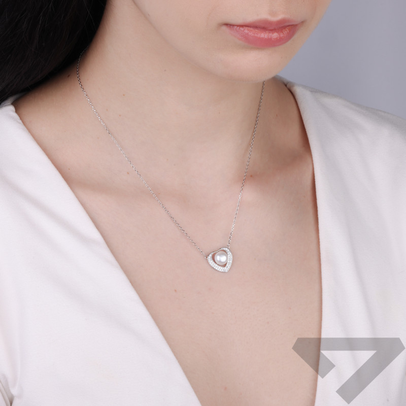 Naszyjnik srebrny z zawieszką w kształcie serca z cyrkoniami i naturalną perłą