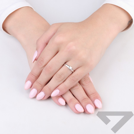 Pierścionek z opalem białym jubilerskim w kształcie serca