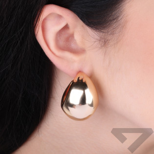 Kolczyki VIRAL kropla szeroka dmuchana zaprezentowane na Miss Albania Xhesika Pengili