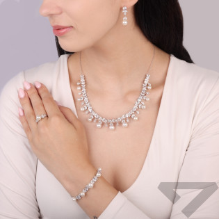 Pierścionek srebrny z cyrkoniami i perłą jubilerską