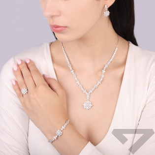 Kolczyki srebrne z cyrkoniami zaprezentowane na Miss Venezuela Leix Collins