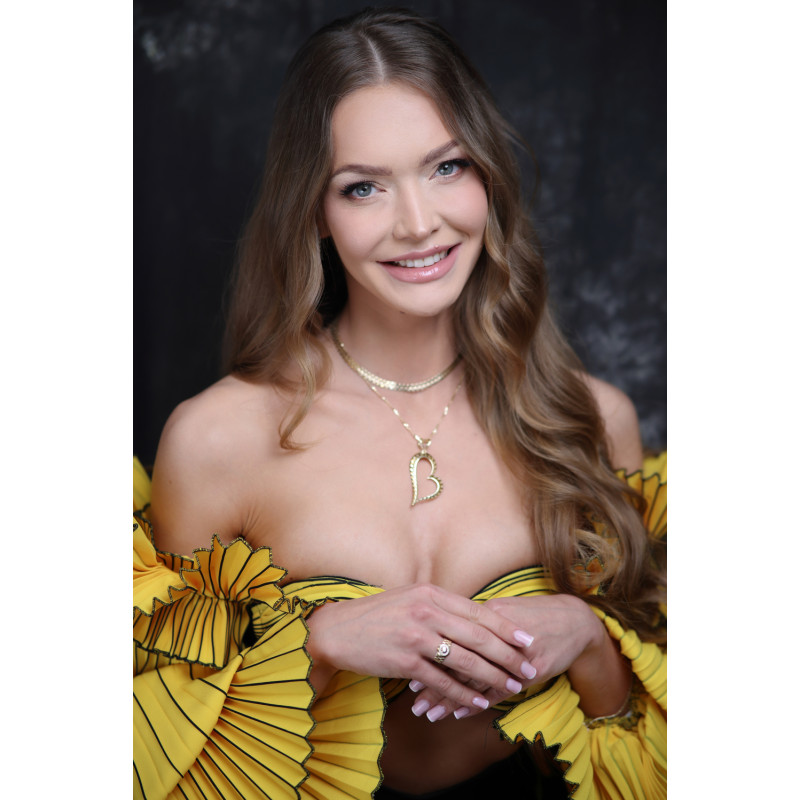 Serduszko złote serce bokiem zaprezentowany na finalistce Miss Polski 2025 Kamili Laskowskiej
