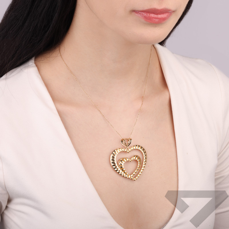 Złoty wisior serce zaprezentowany na finalistce Miss Polski 2025 Julii Czesak