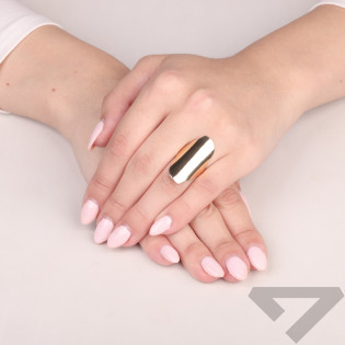 Pierścionek złoty gładka blaszka zaprezentowany przez Miss Curaçao Quishantely Leito