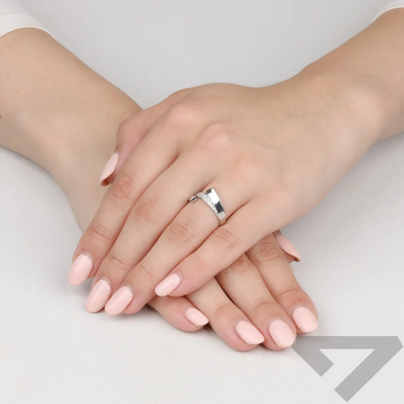 Pierścionek srebrny LINE z cyrkoniami