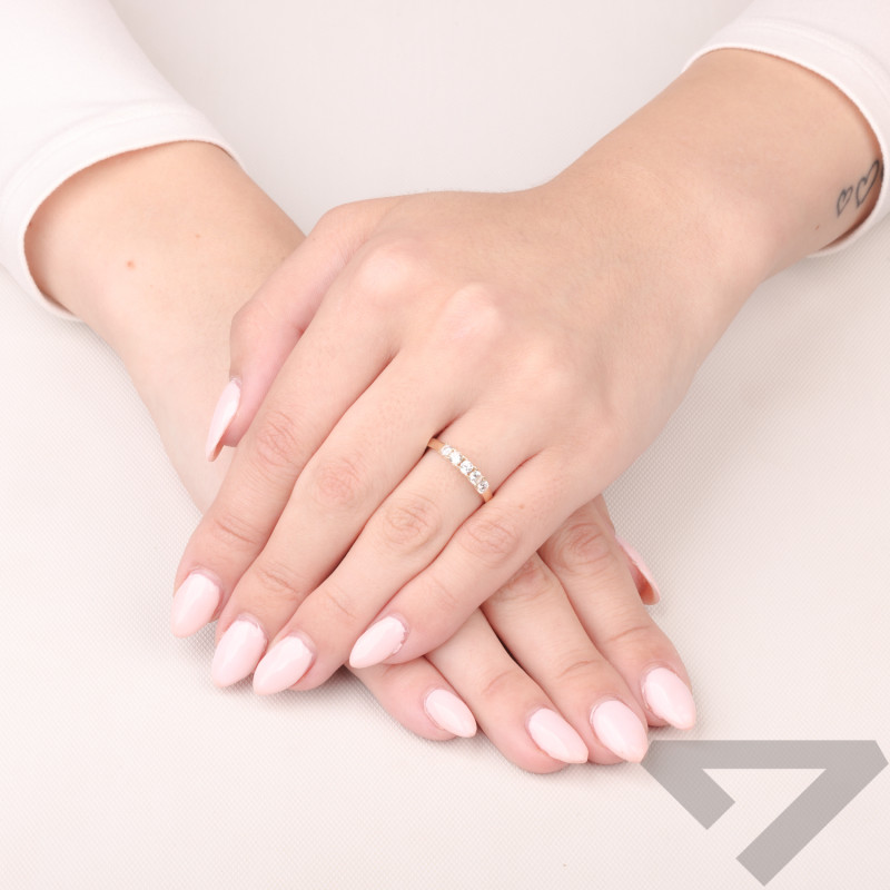 Pierścionek złoty z pięcioma białymi cyrkoniami