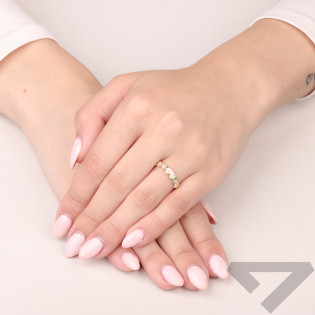 Pierścionek złoty serca na szynie z cyrkoniami