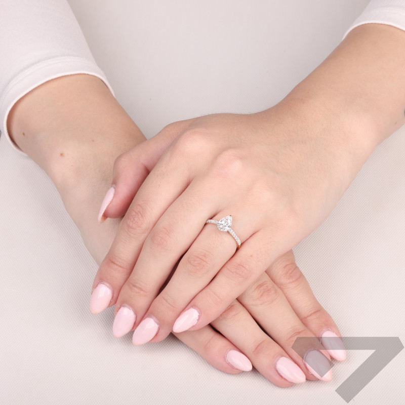 Pierścionek zaręczynowy z diamentami laboratoryjnymi szlif gruszka 1,17 ct