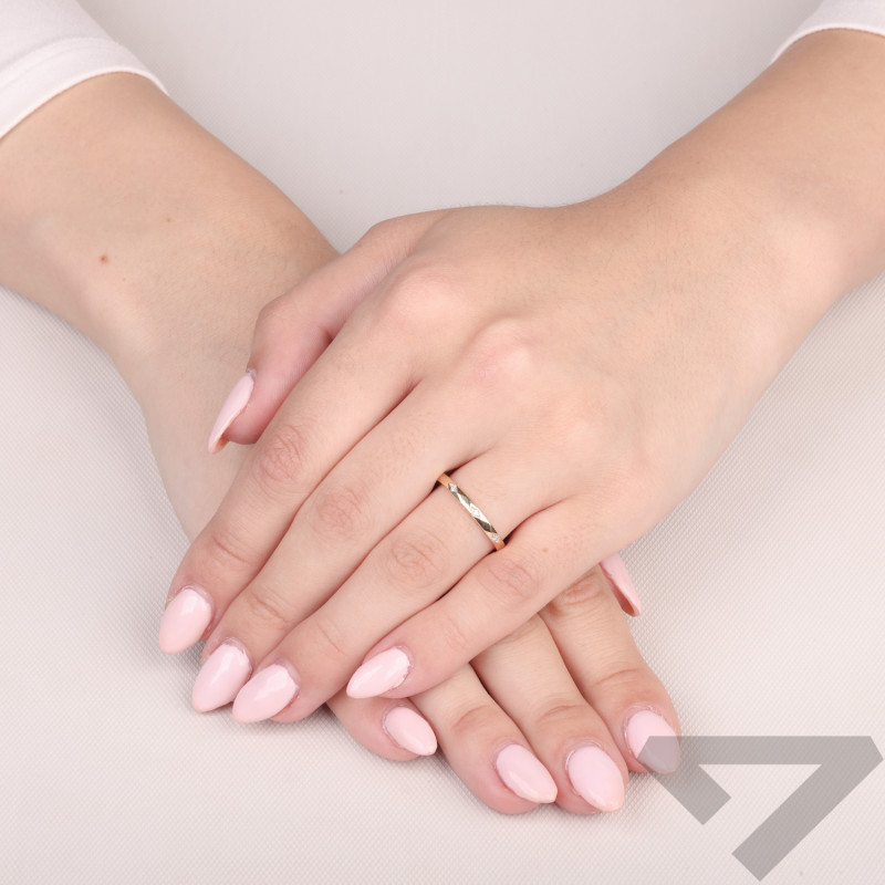 Pierścionek RINGS z diamentami na obrączce fasetowanej