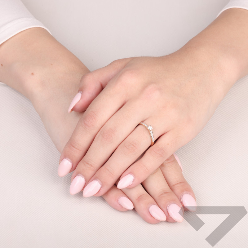 Pierścionek złoty Soliter z diamentami na szynie