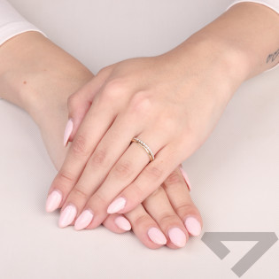 Pierścionek złoty z gładką obrączką i diamentami Line