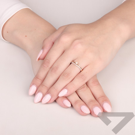 Pierścionek podwójny z diamentami i naturalną perłą