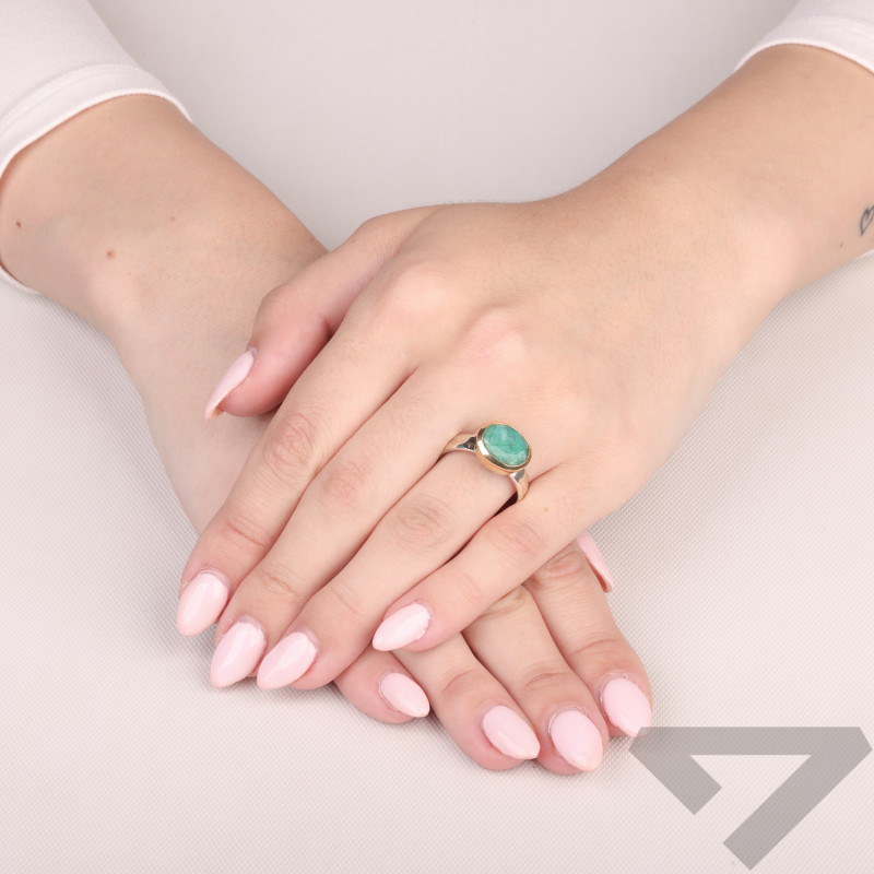 Pierścionek metaloplastyka z brassem i naturalnym szmaragdem