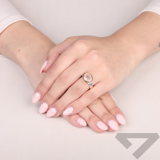 Pierścionek metaloplastyka z brassem wysadzany naturalnym kwarcem różowym